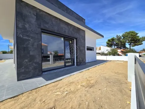 Moradia isolada T3, nova, com garagem, localizada no Pinhal General, Fernão Ferro, Seixal