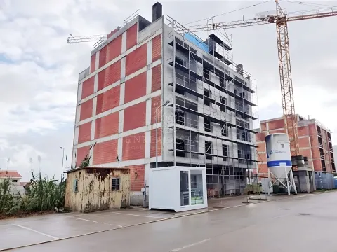 Apartamento T3, localizado no rés-do-chão de edifício com elevador, localizado no Montijo.