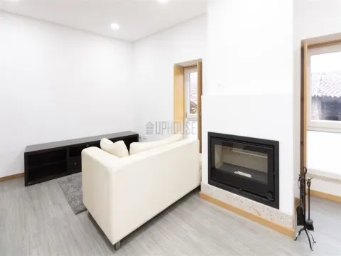 Moradia T3 Geminada Totalmente Reconstruída - Gumiei, Ribafeita