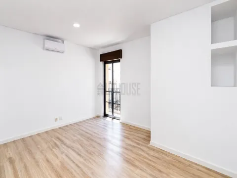 Apartamento T3 com Garagem, Totalmente Remodelado - Abraveses