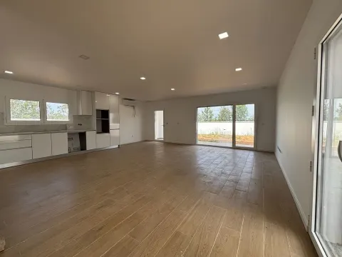 Moradia T4+1/ Terreno / Terraço / Nova / Caxarias