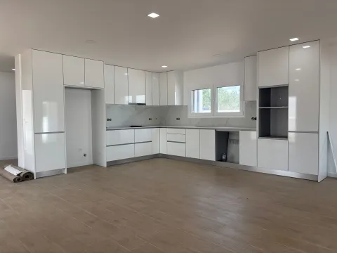 Moradia T4+1/ Terreno / Terraço / Nova / Caxarias