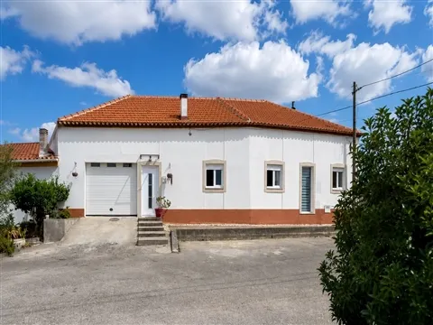 Moradia T1 / Terreno 866 m² / Garagem / Outeiro da Fonte / Carvide / Leiria
