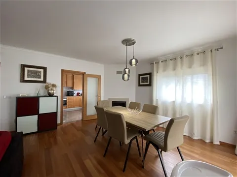 Arrendamento / Apartamento T2 / Varandas / Garagem / Sótão / Marinheiros / Leiria