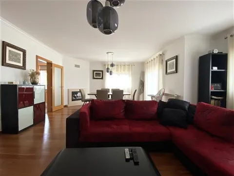 Arrendamento / Apartamento T2 / Varandas / Garagem / Sótão / Marinheiros / Leiria