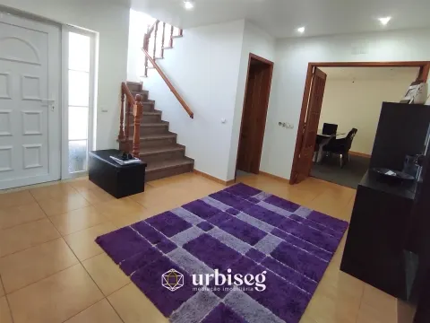 MORADIA EM CARRITOS — AMPLITUDE E LUZ A APENAS 3 MINUTOS DO CENTRO DA CIDADE