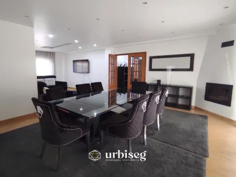 MORADIA EM CARRITOS — AMPLITUDE E LUZ A APENAS 3 MINUTOS DO CENTRO DA CIDADE