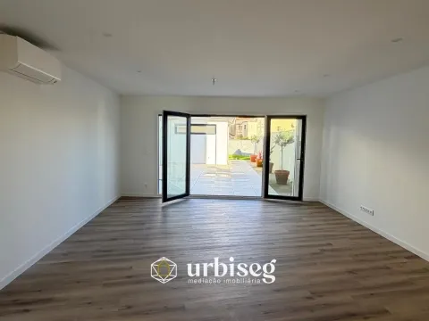 5 quartos &#124; 2 pisos &#124; Jardim e terraço &#124; Escritório independente &#124; Garagem