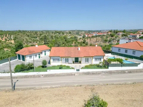 Single storey 4-bedr. house with garages and pool in Casal da Pinheira Torres Novas