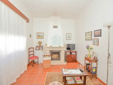 Moradia T3 com Anexos, Garagem e Terreno no Casal da Pinheira