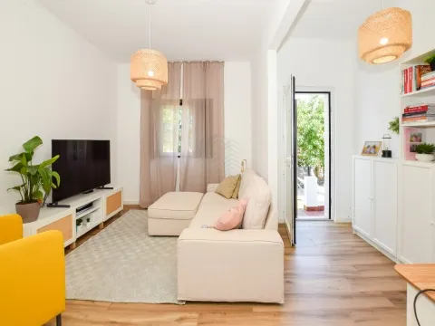 Moradia T2 Remodelada com logradouro - Torres Novas