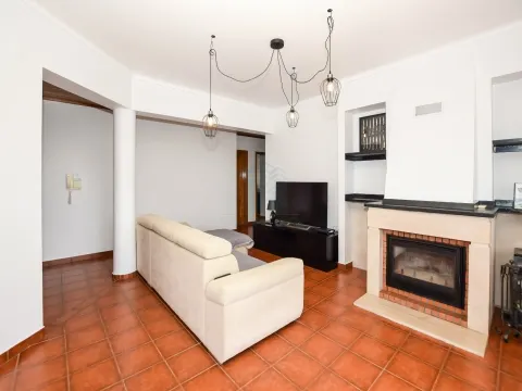Apartamento T3 com Terraço, situado na zona nobre da cidade de Torres Novas