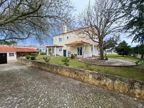 Moradia T5 em Tomar com Garagem Dupla e Jardim | Villarius