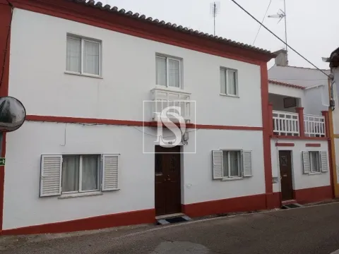 Moradia com 2 entradas e terraços no Alto Alentejo, próximo de Gavião