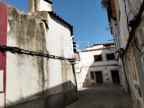 Prédio, com 4 apartamentos no centro de Portalegre