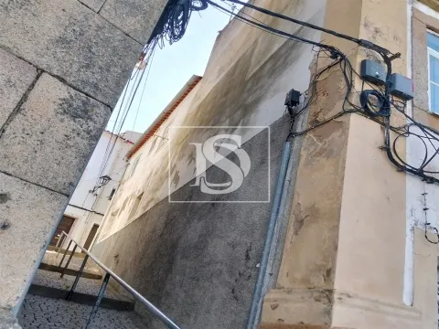 Prédio, com 4 apartamentos no centro de Portalegre