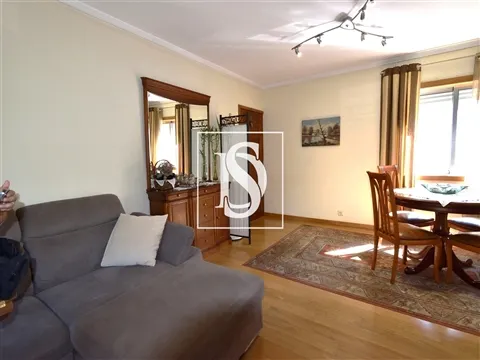 Apartamento T4 na Praceta Diogo Macedo (Próximo ao Arrábida Shopping)