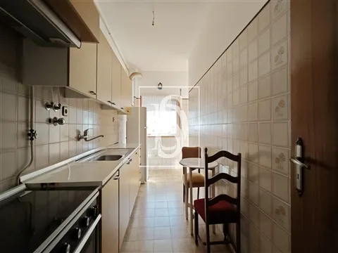 Apartamento T3 em Darque com muito espaço, 3 varandas e sótão