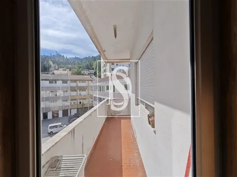 Apartamento T3 em Darque com muito espaço, 3 varandas e sótão
