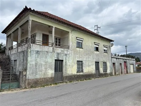Moradia T3 para Recuperar em Barroselas | Quintal, Excelente Localização e Grande Potencial