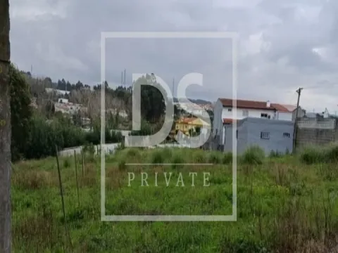 Terreno para Moradia de 4 Frentes com Jardim e Piscina em Vila Nova de Gaia