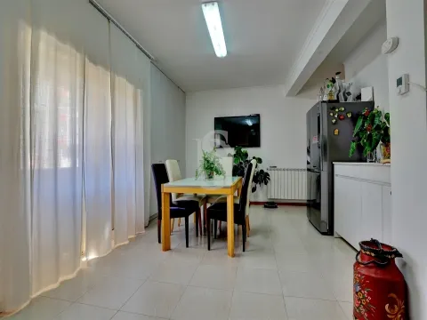 T2 com terraço a 50 metros da praia em Aver-O-Mar – garagem fechada e elevador