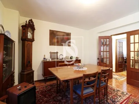 Apartamento T4 localizado na Póvoa de Varzim, a 600 metros da praia.