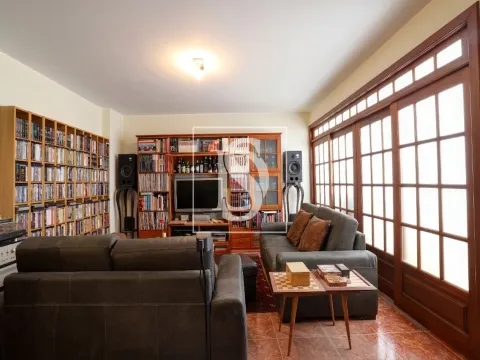 Apartamento T4 localizado na Póvoa de Varzim, a 600 metros da praia.