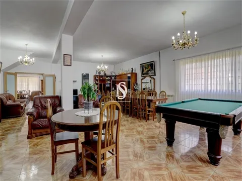 Moradia em Gondifelos com piscina e jardim!