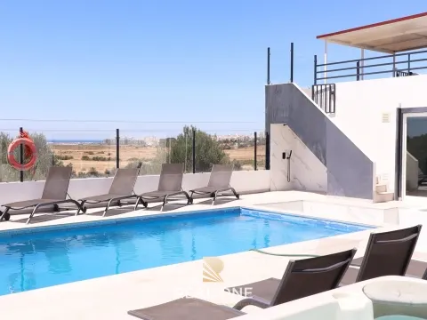 Villa privée, rénovée et avec vue sur la mer