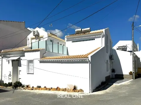 Refurbished villa near Salgados and Galé Beaches