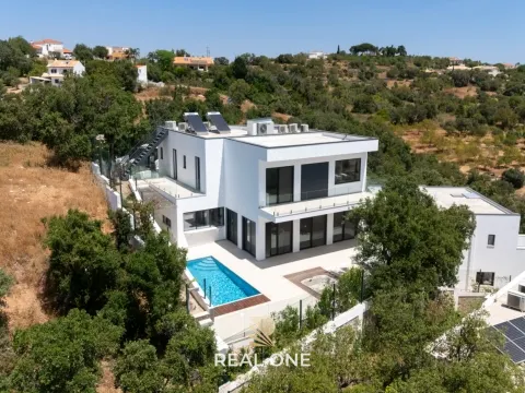 Excepcional villa en S. Brás de Alportel - Fase final de construcción