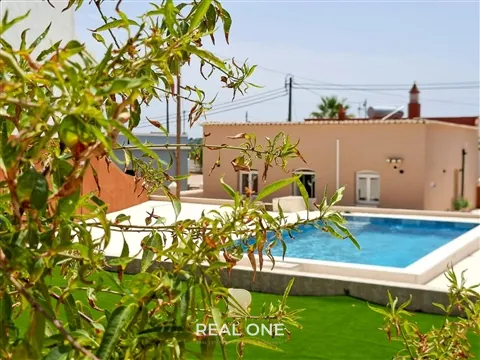 Totalmente reformada – Villa de 3 dormitorios con piscina, jardín y terreno de 1.015m2