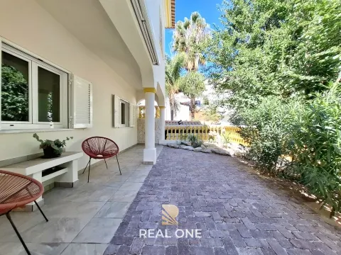 Moradia V3 a apenas 330 m da Praia de Olhos de Água