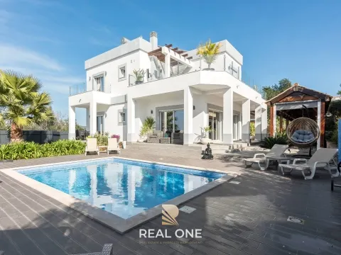 ✨ Moradia de Luxo com Piscina Privada e Projeto Extra Aprovado ✨ - Exclusivo