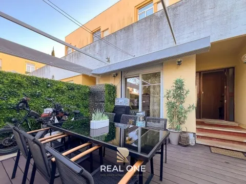 Vilamoura – Apartamento de 2 dormitorios con terraza privada