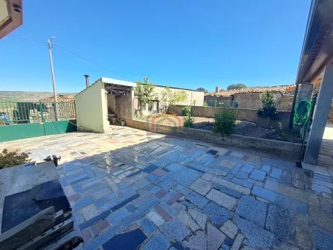Moradia T4 com garagem e quintal em Teixeira, Miranda do Douro