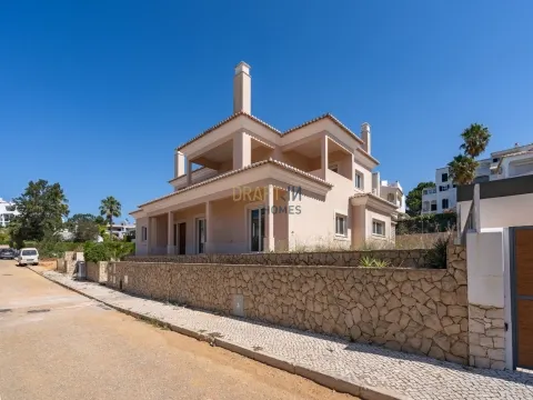 Detached 4+1-bedroom house in Portimão