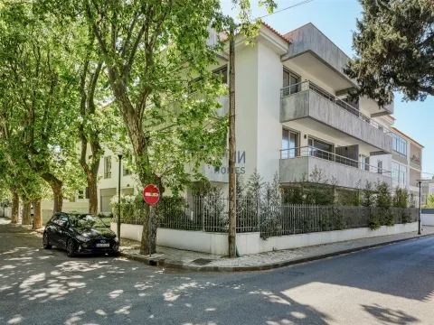  Moderne 3-Zimmer-Wohnung im Zentrum von Carcavelos.