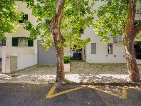  Moderne 3-Zimmer-Wohnung im Zentrum von Carcavelos.