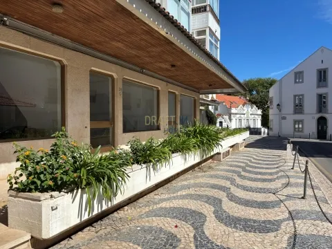 Exceptional commercial space with 1143.27 m² in the historic heart of Cascais.