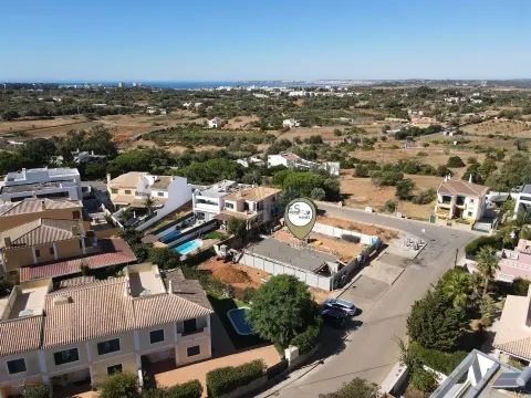Contemporary 3-bedroom house under construction