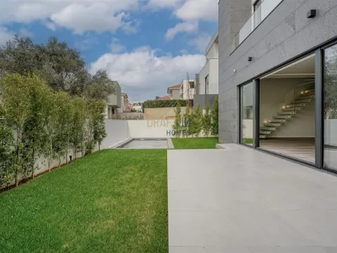 Lujosa vivienda de 4 dormitorios con ascensor, a estrenar en Estoril.