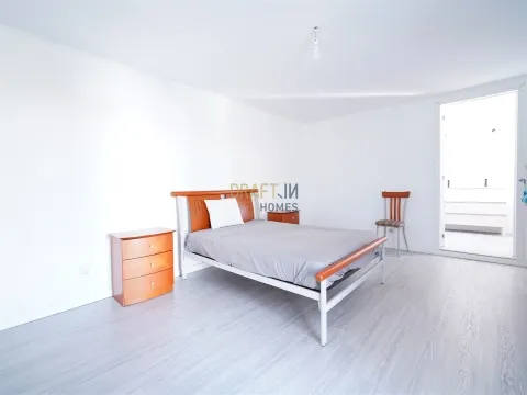 Casa de 4 dormitorios con garaje  Espaciosa casa semi-reformada con espacio exterior