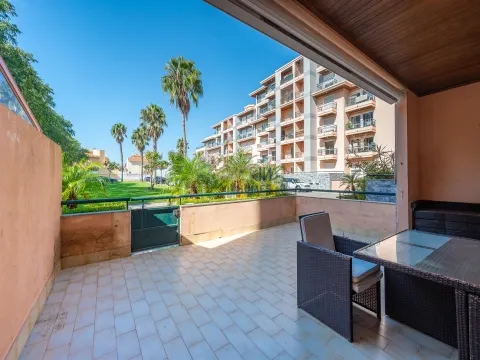 2-Bett-Wohnung zu vermieten in gated community in Cascais.