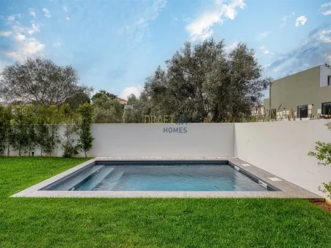 Villa de lujo de 4 dormitorios con ascensor, totalmente nueva en Estoril.