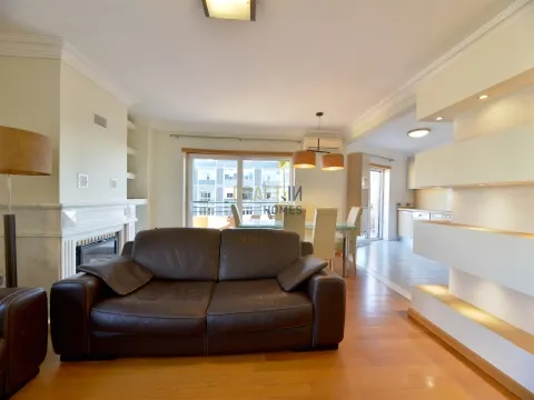 Apartamento T3 para arrendar em Cascais com elevador, vista mar e 2 lugares de estacionamento.