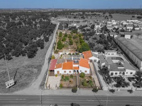 Casa independiente de 4 dormitorios con piscina y garaje