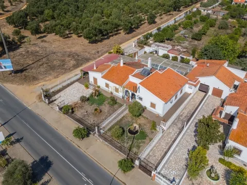 Casa independiente de 4 dormitorios con piscina y garaje