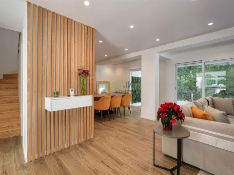 Moradia Exclusiva em Condomínio Privado, com Vista Mar e Rooftop Panorâmico, no centro de Cascais.